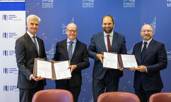  Ekonomikos ir inovacijų viceministras Vincas Jurgutis, „Invegos“ direktorius Kęstutis Motiejūnas, Europos investicijų fondo įgaliotinis Hubertas Cottogni ir Europos investicijų banko viceprezidentas Thomas Ostrosas pasirašė „Startuok“ garantijų sutartį. Organizatorių nuotr.