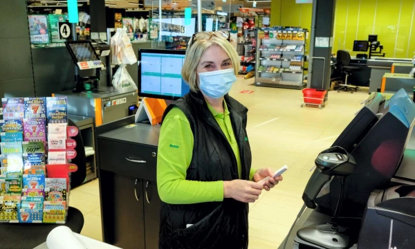 Kovo mėnesį „Norfos“ darbuotojams išmokėtų atlyginimų mediana siekia 1.283,35  Eur – daugiausia iš visų maisto prekybos tinklų.  VLADIMIRO IVANOVO NUOTR.