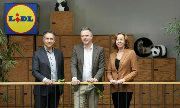 Thomas Vellacott CH WWF generalinis direktorius, Christoph Pohl Lidl International pirkimų vadovas ir Kirsten Schuijt WWF International generalinė direktorė (iš kairės) Nuotr. WWF