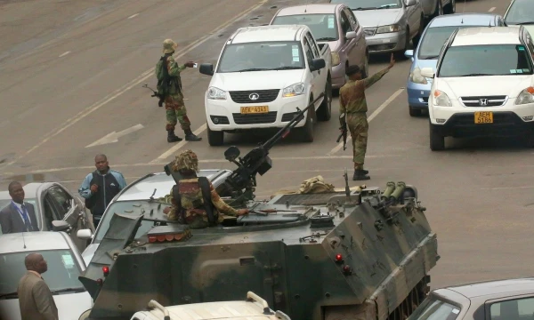 Kariai patruliuoja Zimbabvės sostinės gatvėse. Philimono Bulawayo (Reuters / Scanpix) nuotr.