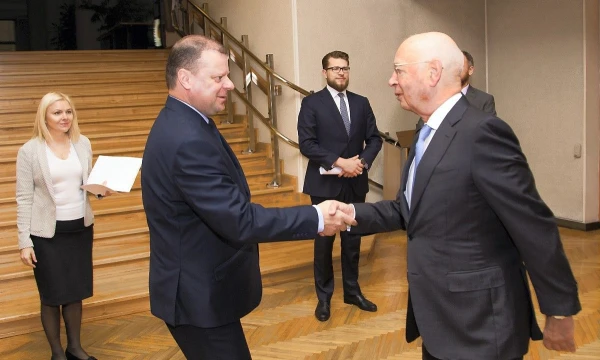 Premjeras Saulius Skvernelis (kairėje) susitiko su Vilniuje apsilankiusiu Pasaulio ekonomikos forumo įkūrėju Klausu Schwabu. Dariaus Janučio (Vyriausybės kanceliarija) nuotr.