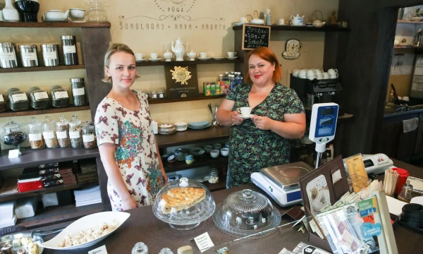 Dovilė Tolušienė (kairėje) ir Kristina Ragaišė, UAB „Cinamono rūkas“, valdančios kavinę-šokoladinę „Paukštukas Pūga“ Anykščiuose, bendraturtės. Vladimiro Ivanovo (VŽ) nuotr.