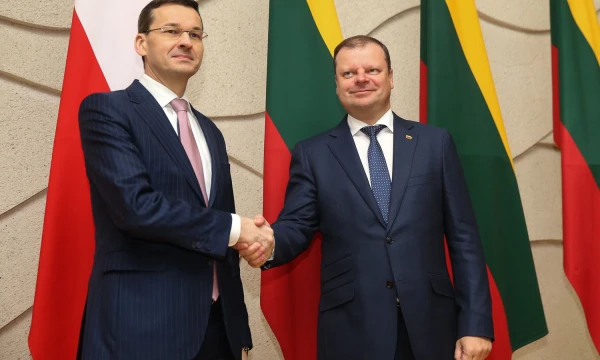 Su į Vilnių atvykusiu Lenkijos premjeru Mateuszu Morawieckiu (nuotr. kairėje) susitiko Lietuvos Vyriausybės vadovas Saulius Skvernelis. Vladimiro Ivanovo (VŽ) nuotr.