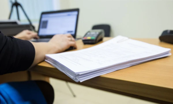 Neretai žmonėms tenka nešioti nesibaigiančias pažymas iš vienos valdžios institucijos į kitą, nors centralizuoti ir kompiuterizuoti valstybiniai registrai visus tuos duomenis turi. Juditos Grigelytės (VŽ) nuotr.