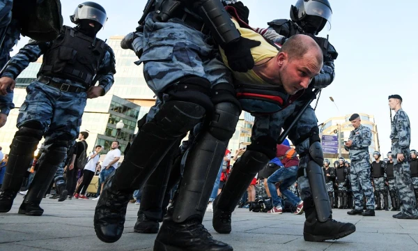 Maskvos policija oficialiai skelbia suėmusi per 1.000 asmenų. Kirilo Kudriavtsevo (APF / „Scanpix“ ) nuotr. 

