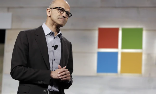 Satya Nadella, „Microsoft“ generalinis direktorius: „Įsivaizdavimas, kad iki dvidešimt vienų lankai mokyklą, tada įgyji profesiją ir dirbi pagal tą pačią profesiją iki aštuoniasdešimties, šiais laikais jau nebetinka, nes technologijos per tą laiką per daug pažengs į priekį.“ Jasono Radmondo („Reuters“ / „Scanpix“) nuotr.