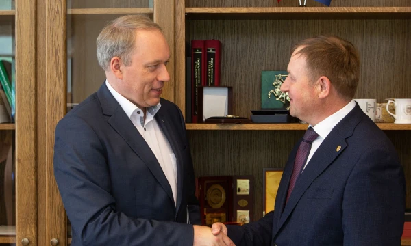 Eugenijus Valatka, KTU rektorius  (kairėje) ir Arvydas Paukštys, „Teltonikos“ pagrindinis akcininkas. Vladimiro Ivanovo (VŽ) nuotr.