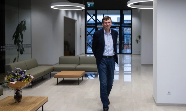 Dainius Dundulis, UAB „Rivona“ generalinis direktorius ir UAB „Norfos mažmena“ valdybos pirmininkas: „Administracijoje į parduotuvės darbuotoją žiūrime kaip į partnerį, jis toks pats kaip mes, tik dirba kitą darbą. Tai pas mus buvo ir prieš 15 metų, ir dabar.“ VLADIMIRO IVANOVO NUOTR.
