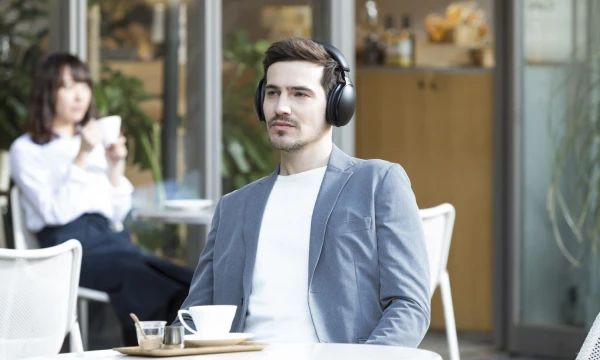 Ausinės „Panasonic RP-HD605N“ pasižymi ypatinga triukšmo slopinimo sistema ir aukšta garso skiriamąja geba.