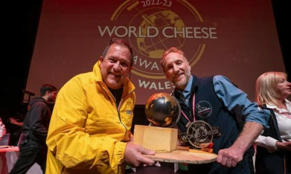 2022 m. Pasaulio sūrių apdovanojimų „Grand Prix“ laimėtojas – sūris iš Šveicarijos. „gff.co.uk“ nuotr.