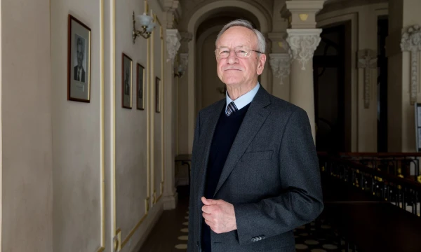 „Kai rašiau disertaciją, ultratrumpųjų impulsų lazeriai buvo tarptautinė mokslo tendencija. Galima sakyti, kad atvežiau šį užkratą į Lietuvą“, – sako prof. Algis Piskarskas. Juditos Grigelytės (VŽ) nuotr.
