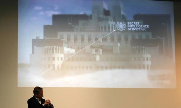 Šešerius metus A. Youngeris dirbo žymiausiame pasaulyje slaptųjų tarnybų pastate. Andrew Milligano („Reuters“ / „Scanpix“) nuotr. 