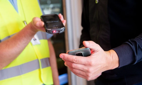 Tikrinami Galimybių pasai Vilniaus prekybos centruose. Juditos Grigelytės (VŽ) nuotr.