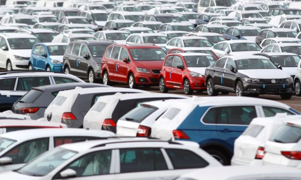 Automobilių pramonės atsigavimas prisidėjo prie viso gamybos sektoriaus augimo. Peterio Nichollso („Reuters“ / „Scanpix“) nuotr.