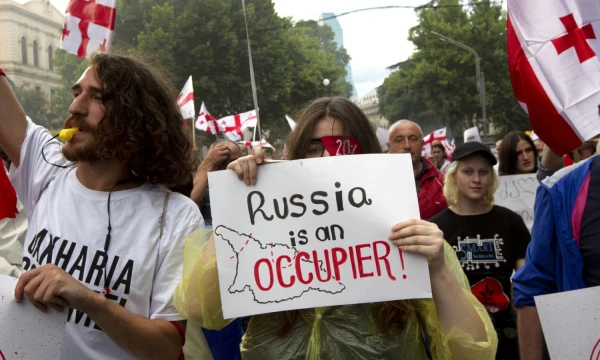 Po demonstracijų Tbilisyje Rusija nusprendė uždrausti skrydžius į Sakartvelą. Shakh Aivazov (AP/„Scanpix“) nuotr. 
