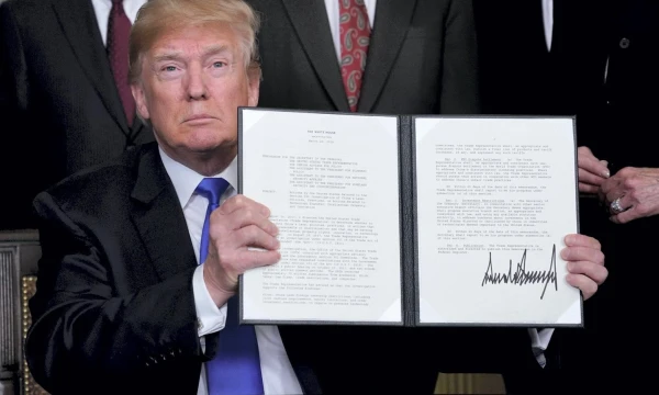 Donaldas Trumpas rodo memorandumą dėl muitų Kinijos prekėms. Jonathano Ernsto („Reuters“ / „Scanpix“) nuotr.