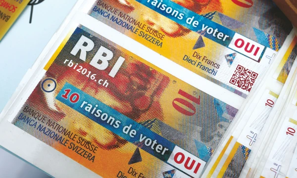 Šveicarijos rinkėjai balsuos dėl idėjos kasmet kiekvienam piliečiui besąlygiškai, neatsižvelgiant į jų darbą, turtinę padėtį ar socialinį indėlį, išmokėti po 30.000 Šveicarijos frankų (27.120 Eur). Deniso Balibouse’o („Reuters“ / „Scanpix“) nuotr.