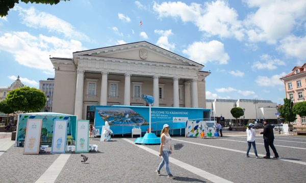 2017 05 29. Vilniaus rotušės aikštėje pristatytas pasaulinės parodos „EXPO 2017“, vyksiančios Kazachstane, pavilijonas. Vladimiro Ivanovo (VŽ) nuotr.