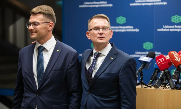 Aurimas Pečkauskas, paskirtasis sveikatos apsaugos ministras (kairėje) ir Arūnas Dulkys, buvęs sveikatos apsaugos ministras. Roberto Riabovo (BNS) nuotr.