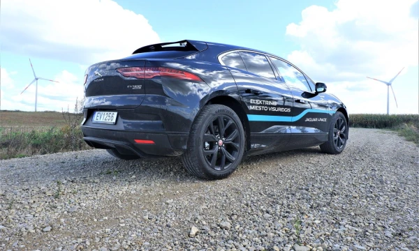 Futuristinis „I-Pace“ dizainas, perteikiantis naujos kartos technologijų ypatybes, traukia akį. Lino Butkaus (VŽ) nuotr.
