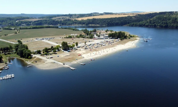 Bleilochtalsperre kempingas Tiuringijoje, Zalburgo žemėje. 2022 m. liepa. Bodo Schackow (dpa / „Scanpix“) nuotr.