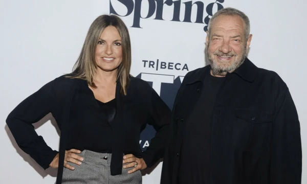 Televizijos serialo „Įstatymas ir tvarka“ žvaigždė Mariska Hargitay ir prodiuseris Dickas Wolfas. Raymondo Haganso (MPI / „Capital Pictures“ / „Scanpix“) nuotr.