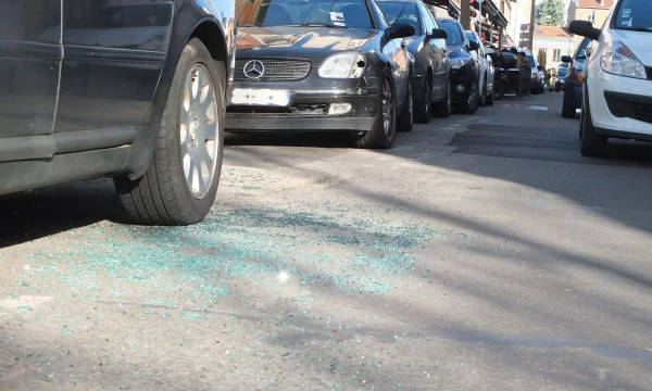 Išdaužtas vienos iš mašinų, kurias naudojo teroristai, stiklas. „Sipa“ / „Scanpix“ nuotr. 