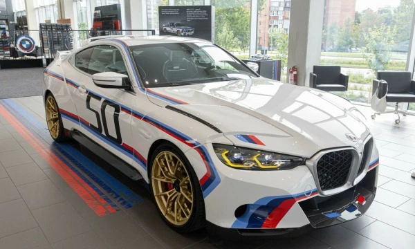 Vienas iš 50-ies pagamintų BMW 3.0 CSL prekybos salone Vilniuje. Juditos Grigelytės (VŽ) nuotr.