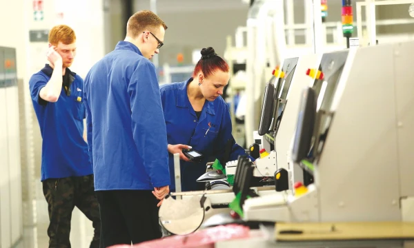 Darbuotojų stygius ir rekordiškai didelis gamybinių pajėgumų panaudojimo lygis verčia įmones daugiau investuoti, tačiau produktyvių investicijų vis dar trūksta.  Algimanto Brazdžiaus nuotr.