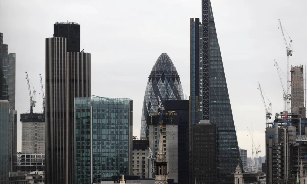 Londono darbdaviai skundžiasi darbuotojų stygiumi. Neilo Hallo („Reuters“ / „Scanpix“) nuotr.
