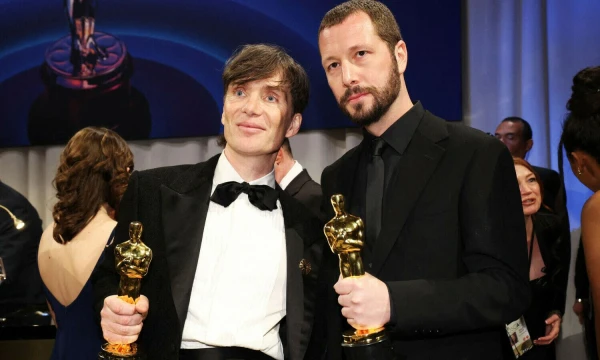 96-ųjų „Oskarų“ laureatai – Mstyslavas Černovas (dešinėje), apdovanotas už geriausią dokumentinį filmą, ir Cillianas Murphy – už „atominės bombos tėvo“ vaidmenį filme „Oppenheimeris“. Mario Anzuoni („Reuters“ /„Scanpix“) nuotr.