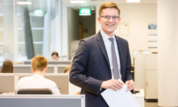 Karolis Mačerauskas, UAB „Deloitte Lietuva“ Mokesčių ir teisės departamento projektų vadovas: „Jei gaunamos pajamos per metus viršija nurodytas ribas, sumokėtas perviršis būtų grąžinamas iki kitų metų gegužės 31 d. – kitaip tariant, pradžioje įmokas reikėtų sumokėti, o pinigai grįžtų tik vėliau.“ Juditos Grigelytės (VŽ) nuotr.
