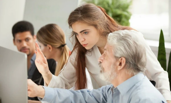 Gajus mitas, kad vyresni darbuotojai nemoka naudotis šiuolaikinėmis technologijomis, sukelia jaunimo kulto dominavimą organizacijose. „Shutterstock“ nuotr.