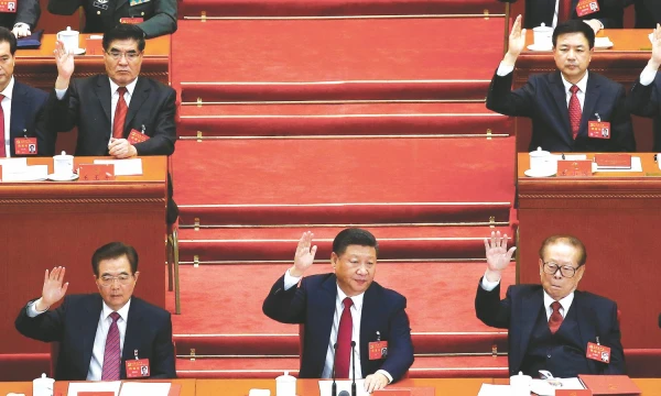 Kinijos prezidento Xi Jinpingo vardas įrašytas į šalies konstituciją. Ankstesniems prezidentams Hu Jintao (kairėje) ir Jiang Zeminui (dešinėje) to pasiekti nepavyko. Thomaso Peterio („Reuters“ / „Scanpix“) nuotr.