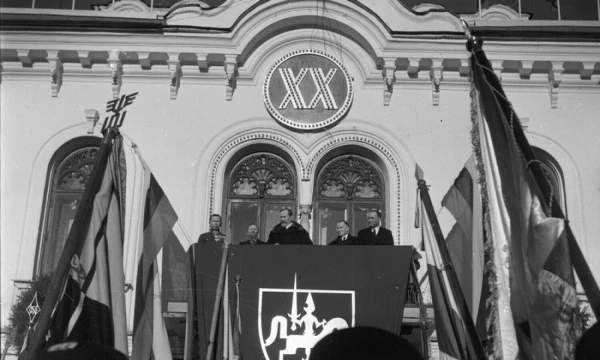 Prezidentas A. Smetona sako kalbą iš prezidento rūmų balkono Lietuvos Respublikos 20-ųjų metinių proga. Kaunas, 1938 m. vasario 16 d. Lietuvos centrinio valstybės archyvo nuotr.