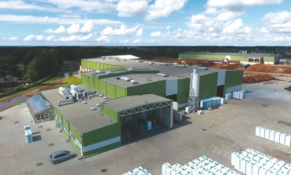 „Klasmann-Deilmann Šilutė“ baigia 10 mln. Eur vertės plėtros projektą, kurį įgyvendinant Šilutėje pastatyta nauja gamykla, nugriautas senasis fabrikas, išplėstos produkcijos sandėliavimo aikštelės.  Bendrovės nuotr. 