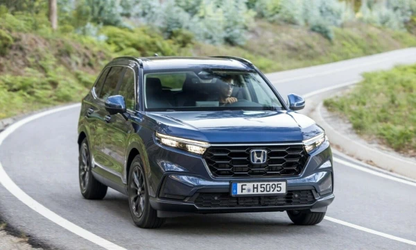 „Honda CR-V“ Europoje siūlomas tik kaip įprastas arba iš tinklo įkraunamas hibridas. Gamintojo nuotr.