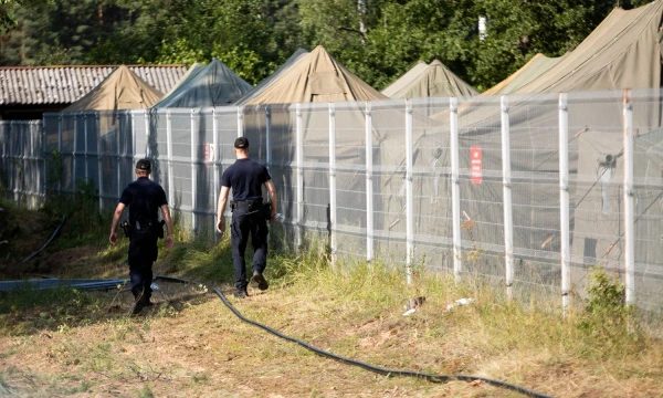Migrantų palapinės Rūdninkų poligone. Žygimanto Gedvilos („15min.lt“/„Scanpix“) nuotr. 
