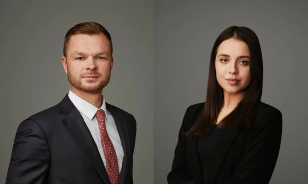 „Glimstedt“ vyresnysis teisininkas, advokatas Artūras Tukleris ir teisininkė Goda Dugnaitė.