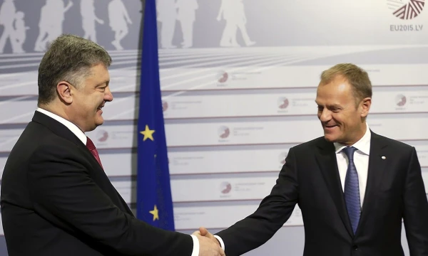 Pastarąjį kartą Rytų partnerystės šalių vadovai, tarp jų ir Ukrainos prezidentas Petro Porošenka (kairėje), su ES lyderiais, įskaitant ES Vadovų tarybos pirmininką Donaldą Tuską (dešinėje), susitiko Rygoje 2015 m. gegužę. Into Kalninio („Reuters“) nuotr. 