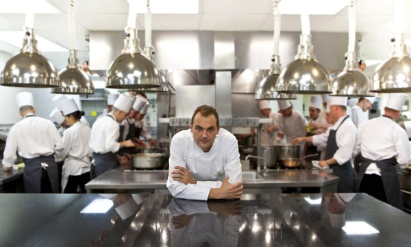 Virtuvės šefas Danielis Hummas 2017 m. geriausio restorano „Eleven Madison Park“ (Niujorkas) virtuvėje. „Reuters“ nuotr. 