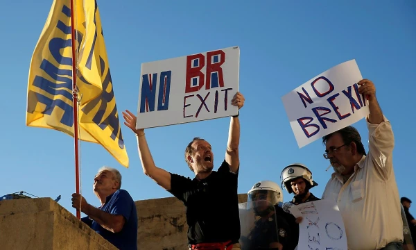 
Protestuotojai Atėnuose laiko plakatus su užrašais „Brexit Ne !“. Alkio Konstantinidžio („Reuters“ / „Scanpix“) nuotr. 