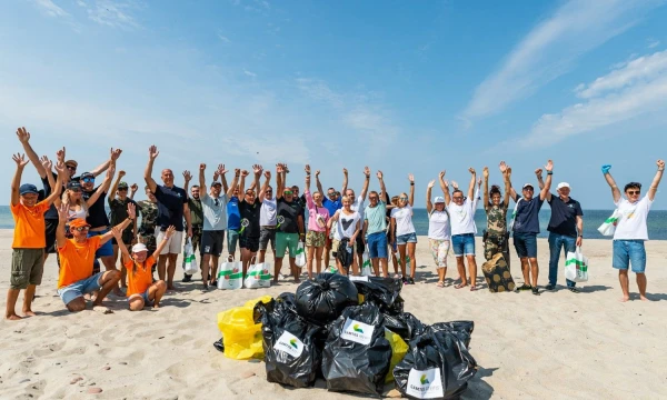 „Kuršių marių regata“ jau neatsiejama nuo projekto „NE plastiko bangai“ ir iniciatyvų, kurios primena apie aplinkosaugos problemas bei Baltijos jūros švarą.  D. RIMEIKOS NUOTR.