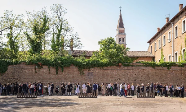 Iš lūpų į lūpas po Veneciją sklindanti legenda apie Lietuvos paviljoną į karinio jūrų laivyno teritoriją sutraukė minią lankytojų. Andrejaus Vasilenko nuotr. 