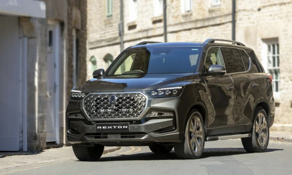 „KGM Rexton“ primena laikus, kai automobilių pramonė dar nebuvo įsprausta į taršos normų mažinimo reikalavimus. Bendrovės nuotr.