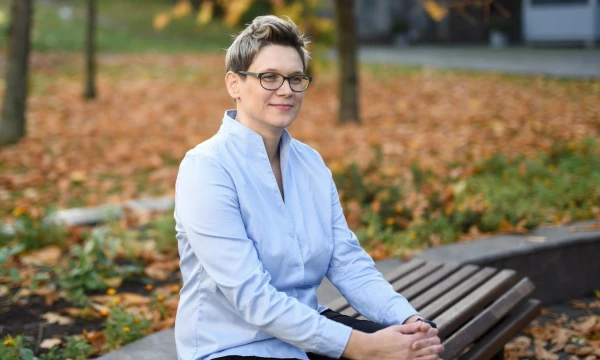 Vilma Gabrieliūtė, LGKT Lygių galimybių integravimo skyriaus vyr. patarėja: „Užtikrinti lygias galimybes ir gebėti valdyti įvairovę nelengva, tačiau verta. Nuo ko pradėti, darbdaviai gali sužinoti svetainėje www.naujistandartai.lt arba konsultuodamiesi su LGKT ekspertais.“