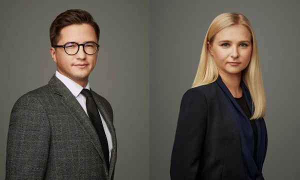 „Glimstedt“ vyresnysis teisininkas Ovidijus Speičys ir vyresnioji teisininkė Renata Račko.