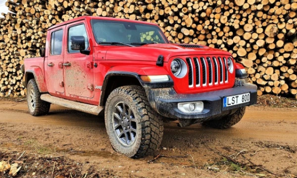 „Jeep Gladiator“ pateikia šiuo metu vienintelį krovininio pikapo su „premium“ savybėmis derinį. Lino Butkaus nuotr. 