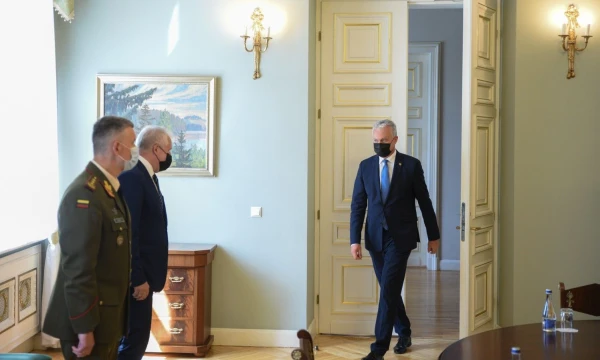Prezidentas G. Nausėda susitiko su krašto apsaugos ministru A. Anušausku ir kariuomenės vadu generolu leitenantu V. Rupšiu. Justino Auškelio (Prezidento kanceliarija) nuotr. 