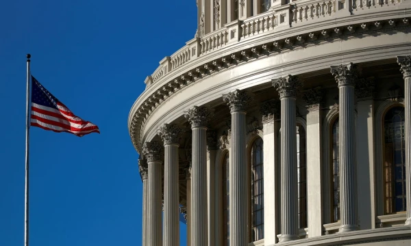 JAV vėliava prie Kapitolijaus. Tomo Brennerio („Reuters“/„Scanpix“) nuotr.